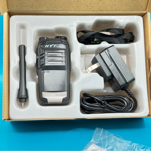 HYT by Hytera TC-320 Two-Way Radio UHF 400-470MHz w/ Battery Charger Antenna Box - Picture 1 of 13